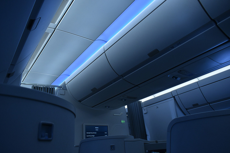 A350機は天井のLED照明が時間帯で変わるのが特徴