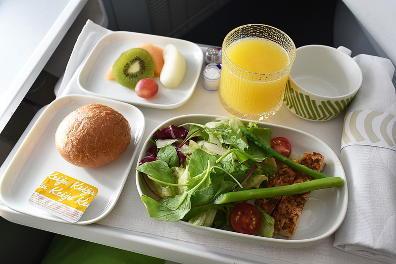 2回目の機内食はハーブチキンのサラダをチョイス