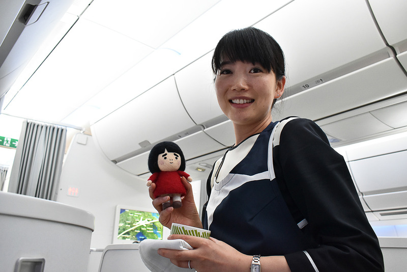 プレオーダーのことを色々教えて下さった客室乗務員さんと記念写真