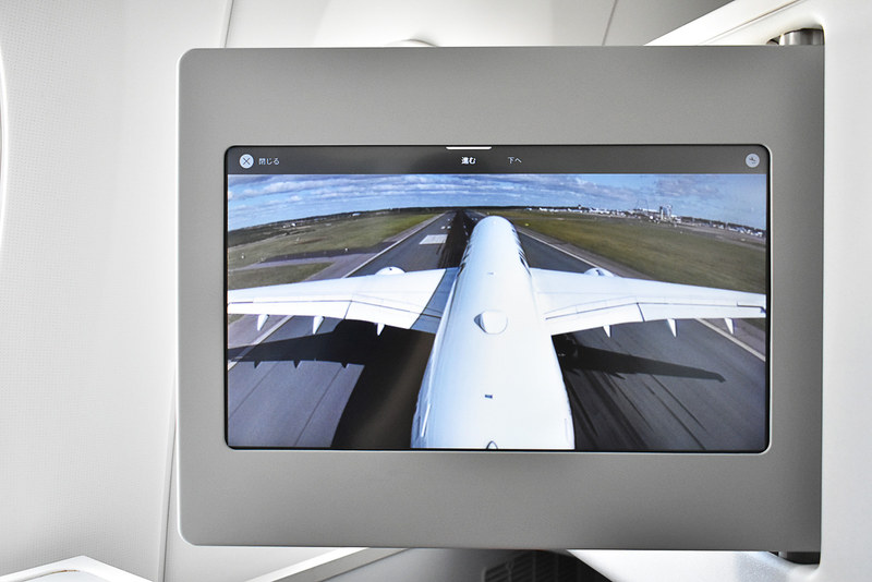 機体に搭載されたカメラからの前方映像を見ながら着陸