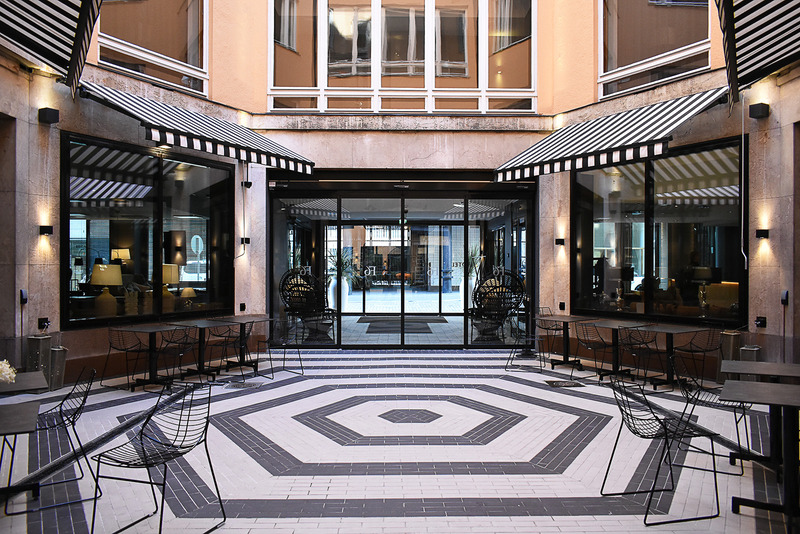 吹き抜けになっているエントランス。まるでカフェかレストランのよう