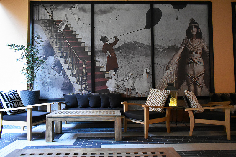 吹き抜けになっているエントランス。まるでカフェかレストランのよう