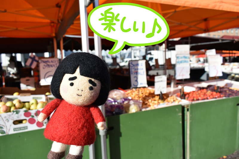 雑貨や果物など、色々なものを売る青空市場です