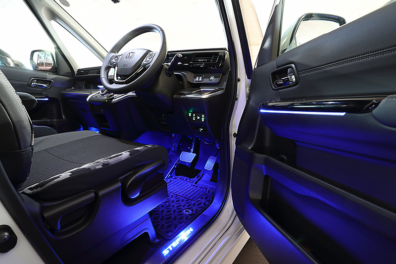 乗り降りをサポートする「フットライト」＆ドアステップを保護する「サイドステップガーニッシュ」