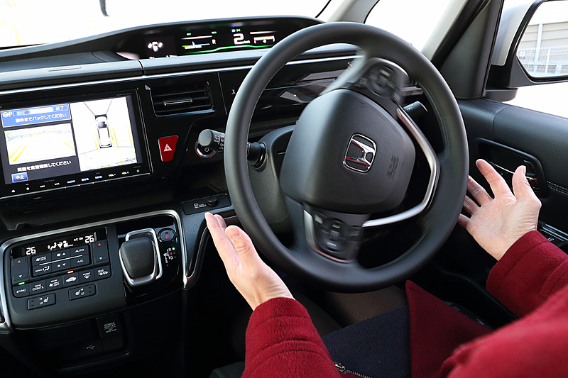 駐車時のハンドル操作をアシストしてくれる「スマートパーキングアシストシステム」はメーカーオプションナビだけでなく、9インチ大画面でマルチビューカメラシステム映像が見やすいGathersナビゲーションも対応。「バック駐車」と「縦列駐車」を行なうときに、ハンドルが自動で回転し、車両を駐車スペースの白線の枠内へと導いてくれる。ドライバーはアクセルとブレーキ操作のみでOK