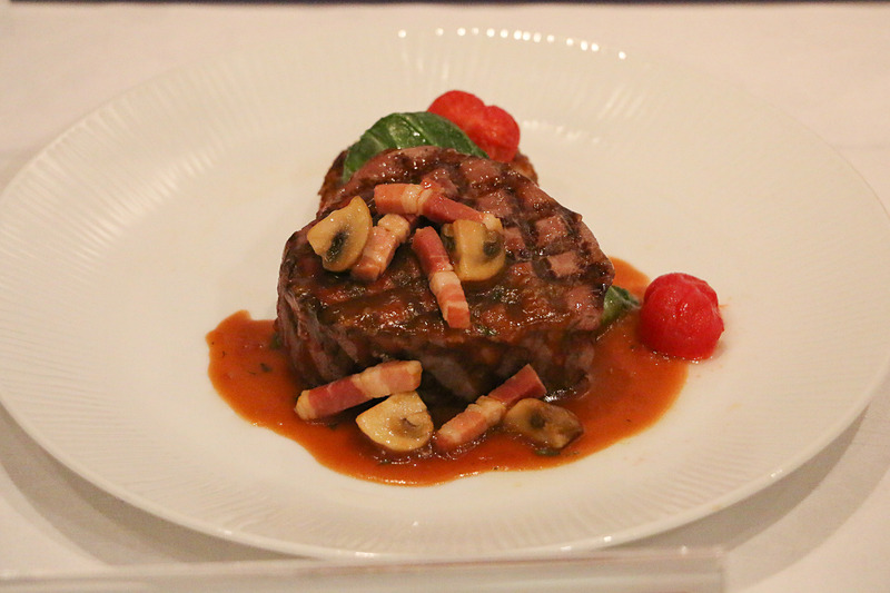 北海道産和牛フィレ肉のグリル パンチェッタとエストラゴンのソース レンコンのガレット添え