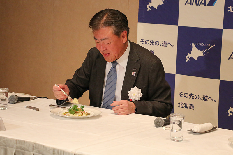 高橋知事が十勝牛を使った「北海道産和牛フィレ肉のグリル パンチェッタとエストラゴンのソース レンコンのガレット添え」を、志岐副社長との三宅支店長がオホーツク産のホタテを使った「北海道産ホタテ貝、ツブ貝と温かいポテトのサラダ仕立て アンティボワーズソース」を試食