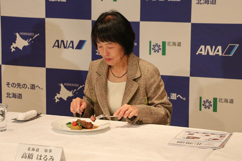 高橋知事が十勝牛を使った「北海道産和牛フィレ肉のグリル パンチェッタとエストラゴンのソース レンコンのガレット添え」を、志岐副社長との三宅支店長がオホーツク産のホタテを使った「北海道産ホタテ貝、ツブ貝と温かいポテトのサラダ仕立て アンティボワーズソース」を試食