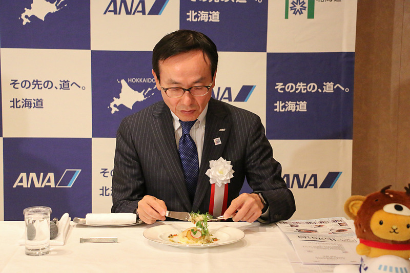 高橋知事が十勝牛を使った「北海道産和牛フィレ肉のグリル パンチェッタとエストラゴンのソース レンコンのガレット添え」を、志岐副社長との三宅支店長がオホーツク産のホタテを使った「北海道産ホタテ貝、ツブ貝と温かいポテトのサラダ仕立て アンティボワーズソース」を試食