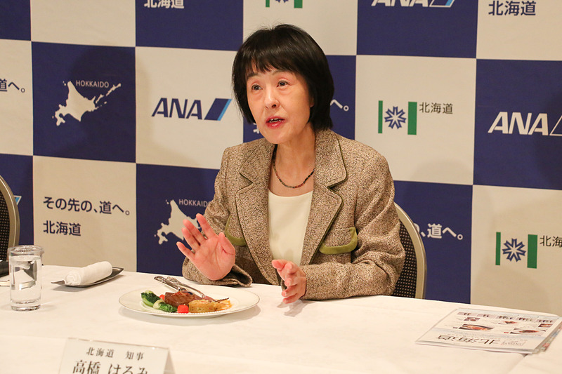 「サシがたくさん入った牛肉もいいけれど、十勝牛のやわらかい赤身はヘルシーでとても美味しい」と感想を述べる高橋知事