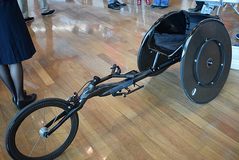 競技で使用する車いすも展示してくれた