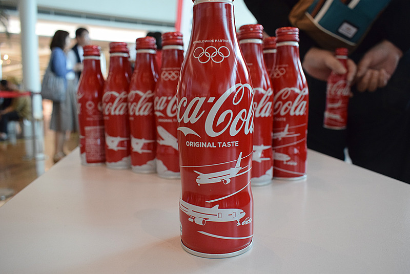 JAL限定デザインのコカ・コーラ缶