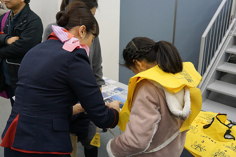 参加者は展示物に興味津々