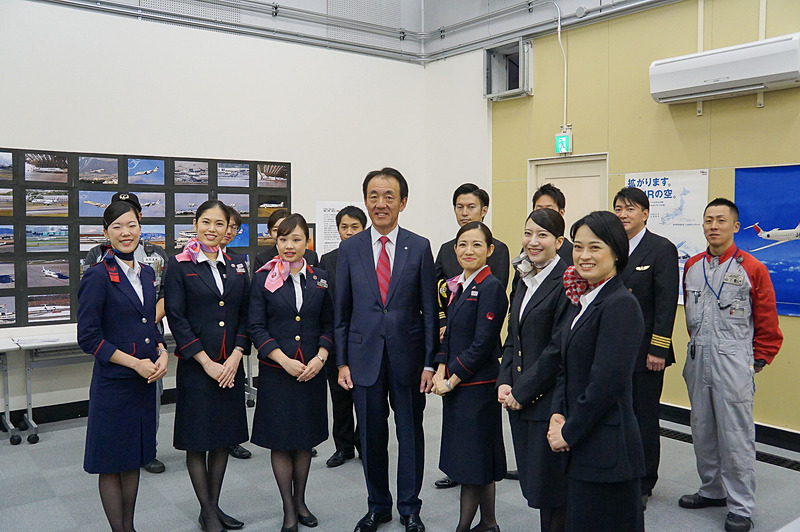 J-AIRスタッフの記念撮影。中央は株式会社ジェイエア 代表取締役社長 大貫哲也氏
