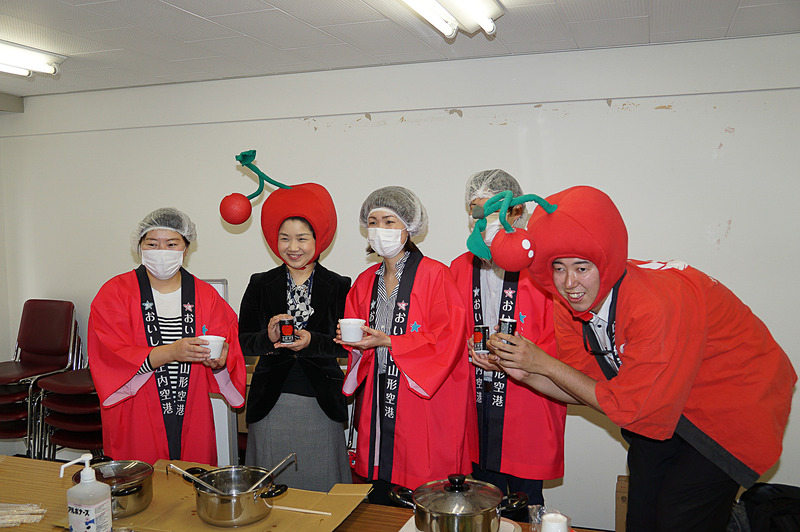 山形空港ビルからの提供で、芋煮やさくらんぼジュースなどがふるまわれた