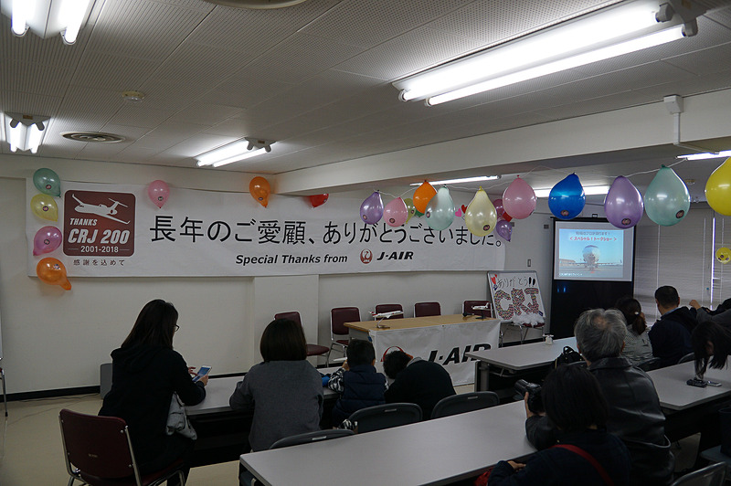 スタッフが参加者にジュースや芋煮を配った