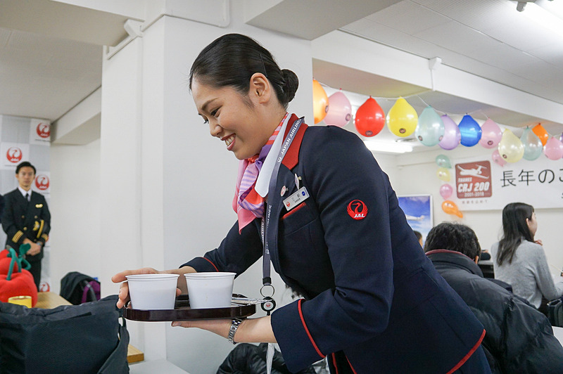 スタッフが参加者にジュースや芋煮を配った