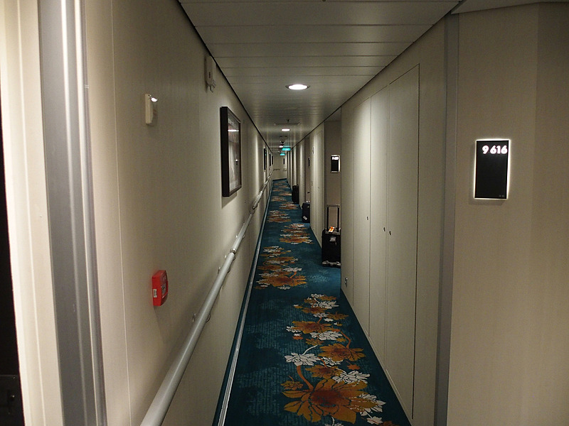 第9デッキの船室通路。乗船手続きで預けたスーツケールがドア前に届いている