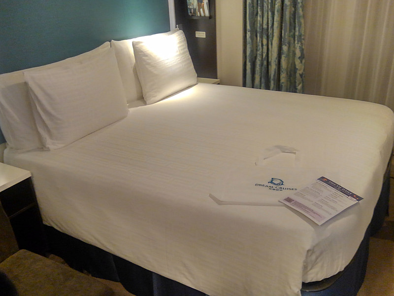 ベッドには船内新聞「Dream Daily」が置いてあった