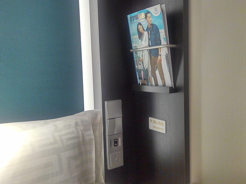 ベッドの両サイドにはBFコンセント1基と充電用USBポートを2基ずつ備えている