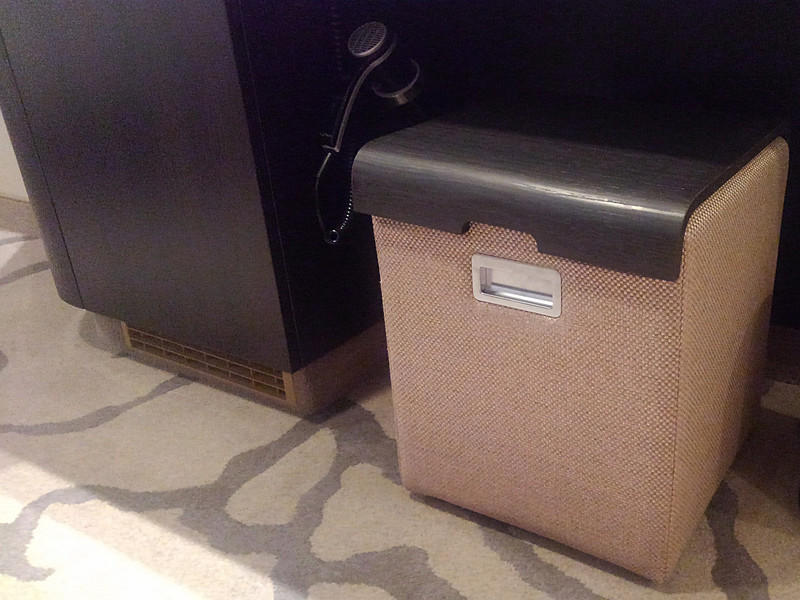 デスクチェアの木製上面カバーは取り外せる