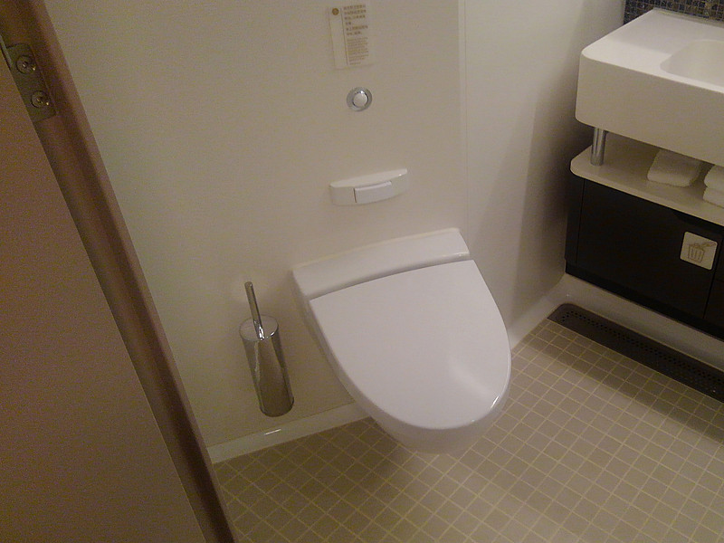 トイレの座面は大きくて座りやすい