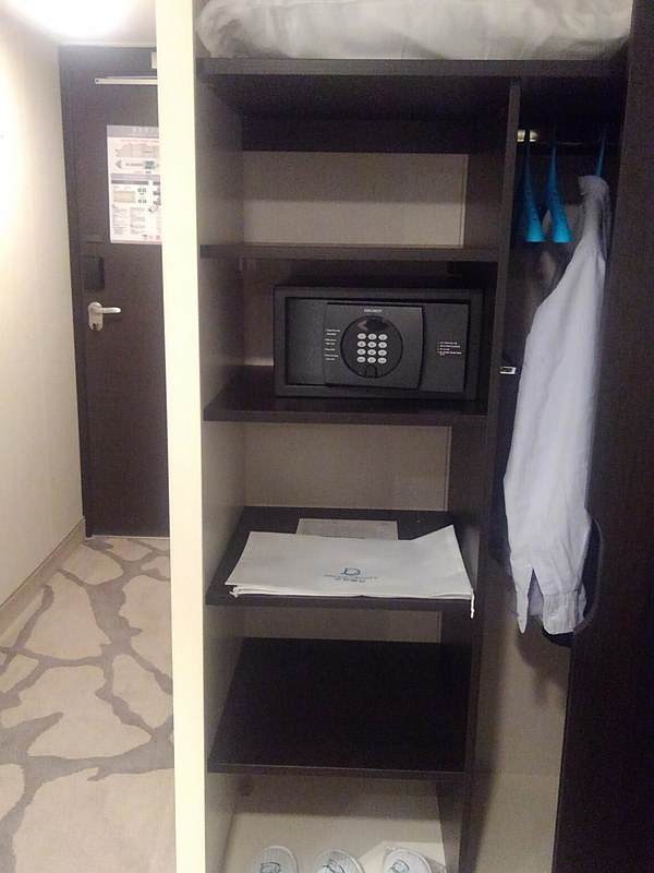 クローゼット左側にはセキュリティボックスがある