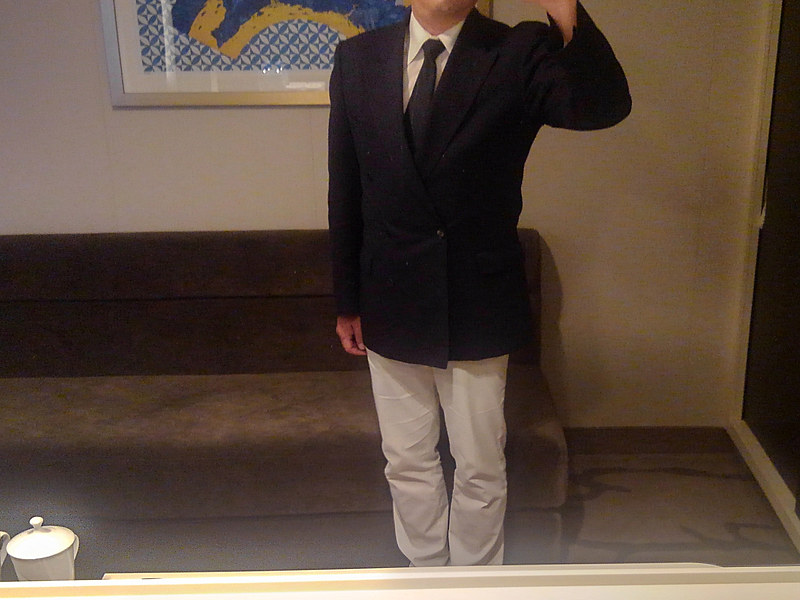 普段はできない白の上下にダブルのブレザーと紺ネクタイと、ここまでやっても大丈夫