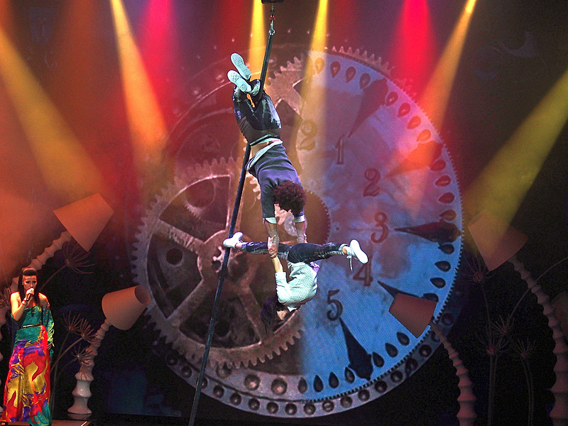 微妙なバランスを擁するアクロバティックなダンスも