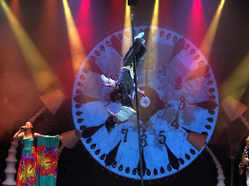 微妙なバランスを擁するアクロバティックなダンスも