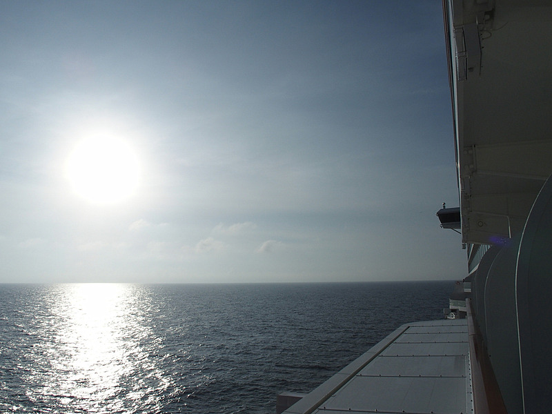 出港して約10時間で周囲に見えるのは水平線のみ