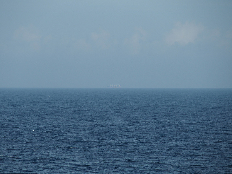 双眼鏡でやっと遠方に1隻だけ視認する