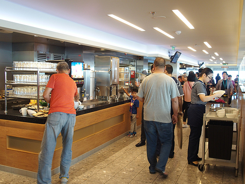 ビュッフェスタイルで食べたいものを自由に選べる