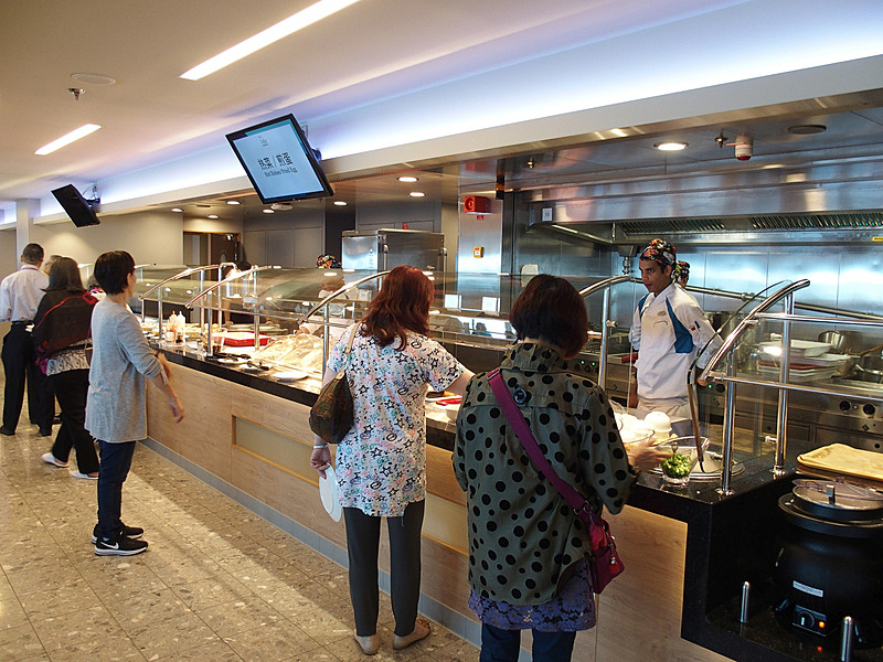 ビュッフェスタイルで食べたいものを自由に選べる