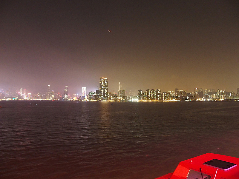 21時30分、静かに出港していた