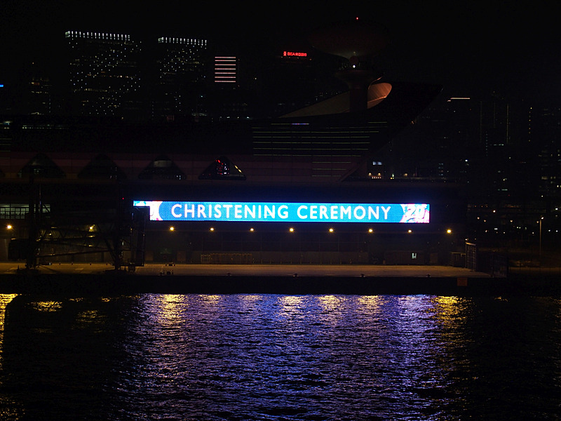 カイタック・クルーズセンターの電光掲示板にワールド ドリームの就航を歓迎するメッセージが流れた