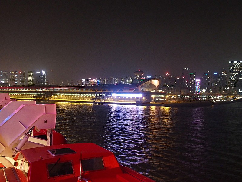 カイタック・クルーズセンターの電光掲示板にワールド ドリームの就航を歓迎するメッセージが流れた