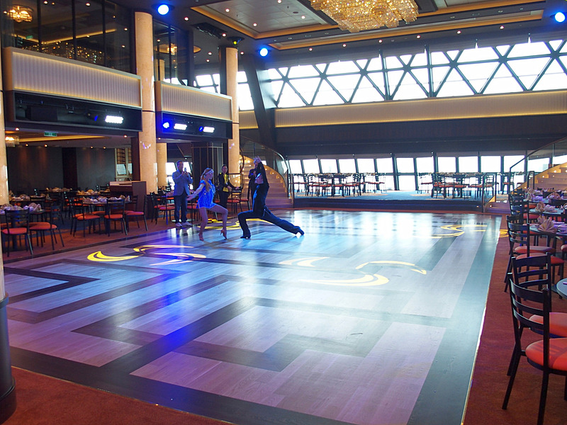 Dream Dining Room Lowerは中央のダンスエリアを囲むように座席を配置していた