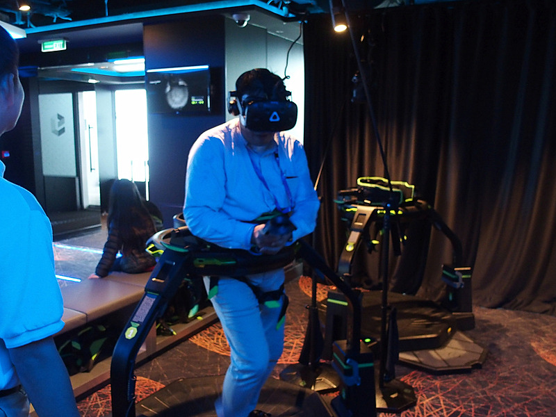 スタンドの上で“靴を滑らして”走れば場所が移動し