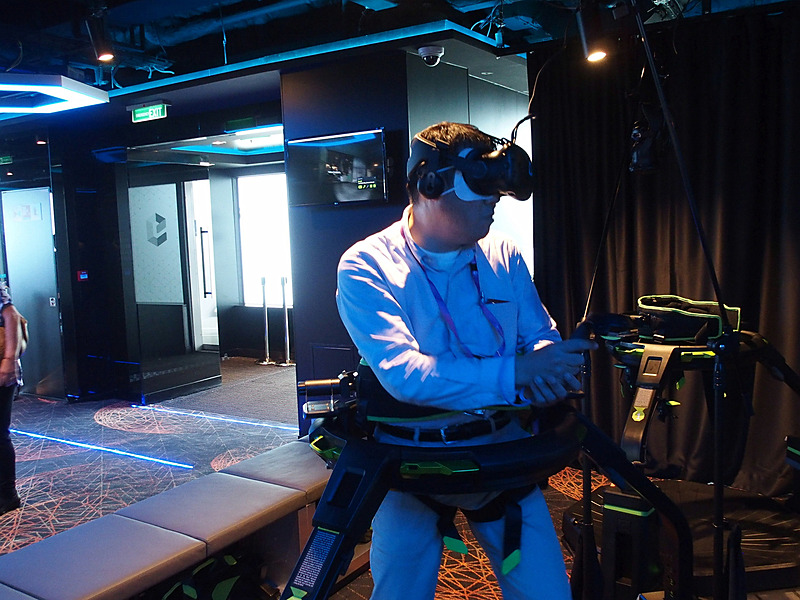 デバイスを構えて引き金を引けば撃つ