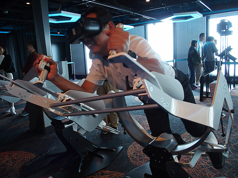 体を肘と膝の4点で支えるだけでかなりの運動量