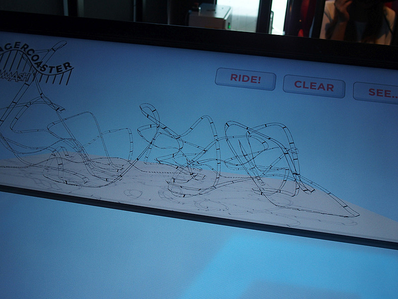 VRなので物理的に無茶なレーンでも走行可能
