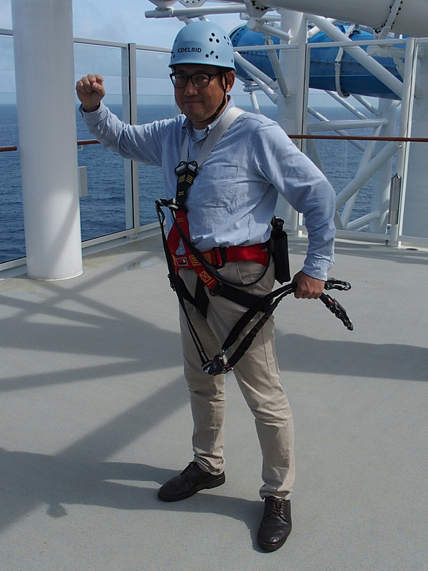 ヘルメットとハーネスを装着してロープコースの準備完了。船の作業員にしか見えない