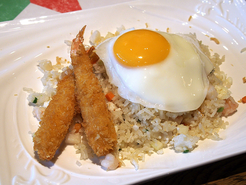 こちらはドリームクルーズオリジナルのチャーハン。エビフライに目玉焼きをトッピング