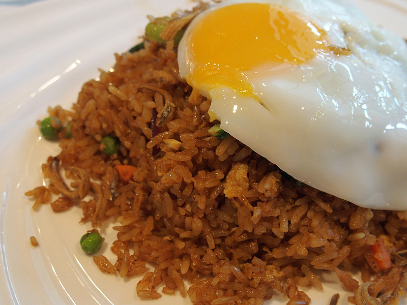 マカオチャーハンは小魚の骨を揚げてまぶしてあってその歯ごたえが面白い