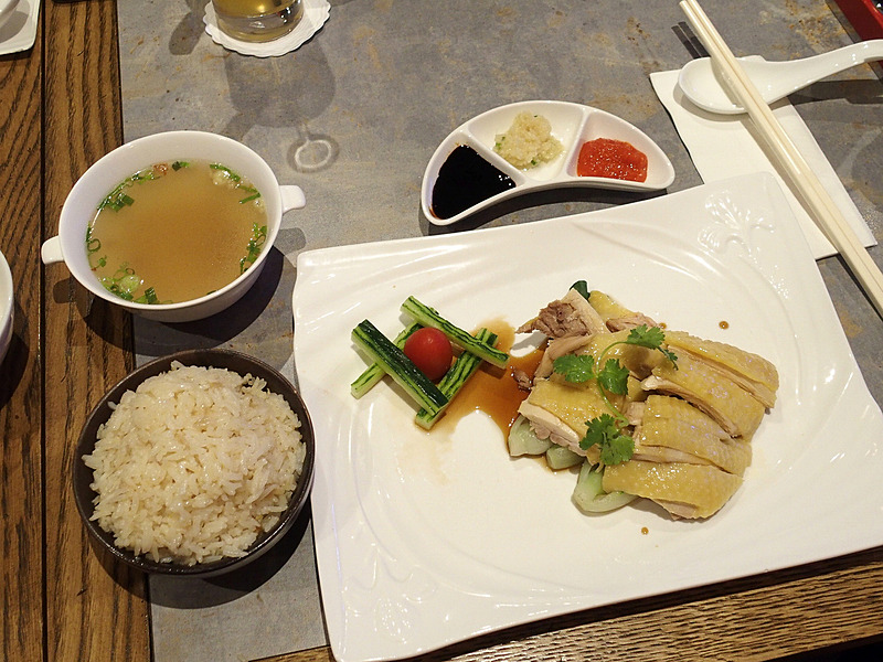 ここからは、シンガポールのゲンティン ドリームに深夜乗船したときにBlue Ragoonで注文したメニューから。定番の海南鶏飯