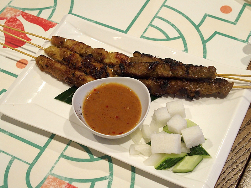 鶏肉と牛肉を串焼きにしたサテ