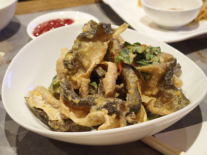 魚の皮に卵を絡めて揚げたシンガポールでポピュラーなスナック