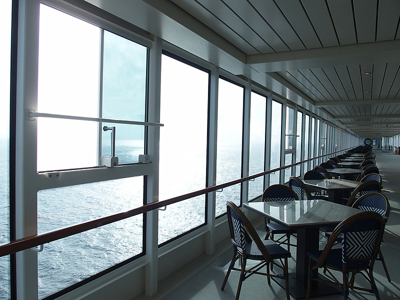 メインプールからThe Lidoに向かうデッキは昼間はにぎわうが朝は静かだ