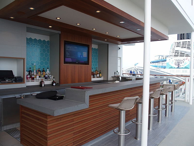 SunDeck両舷にあるSunDeckBar STARPORT/PORTSIDE